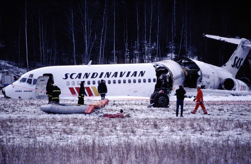 Samolot lądując bez pracujących silników rozpadł się na trzy...