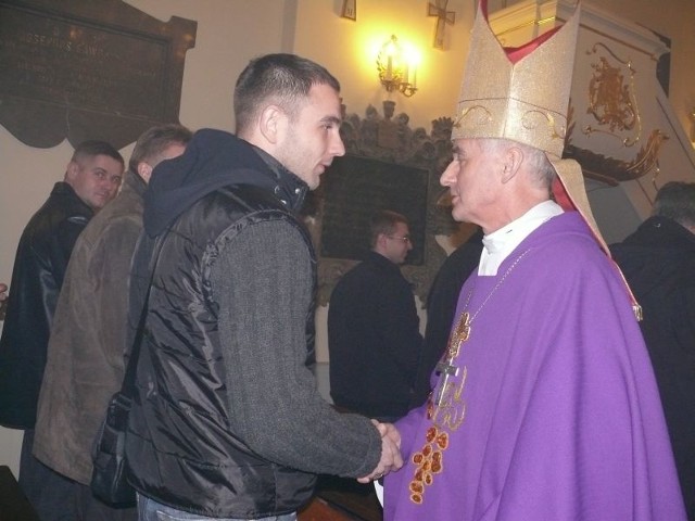 Ksiądz biskup Marian Florczyk po mszy rozmawiał z Robertem Bednarkiem, kapitanem Korony Kielce.