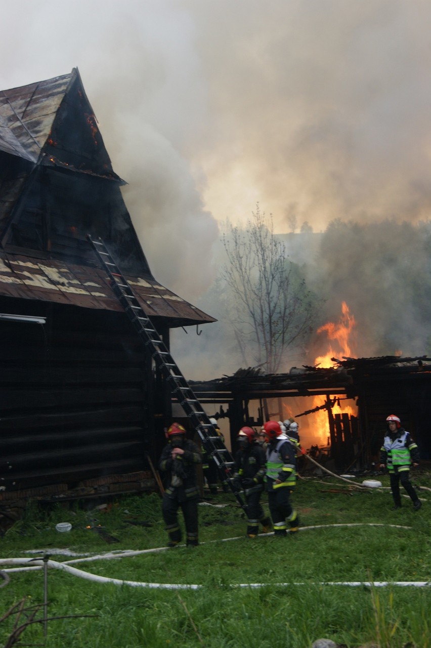 Podhale. W Stasikówce spalił się dom po uderzeniu pioruna [ZDJĘCIA, WIDEO]