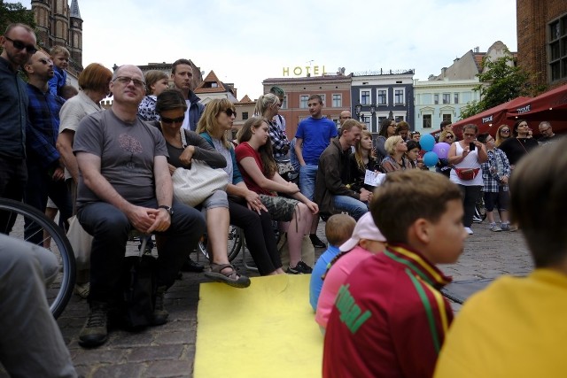 Na toruńskiej starówce po raz kolejny mogliśmy obserwować popisy artystów w ramach Festiwalu Teatrów Ulicznych. Tym razem torunianom zaprezentowali się cyrkowcy z Race Horse Company. Zobaczcie, jak było!Pospieszny do kultury - odcinek 6.