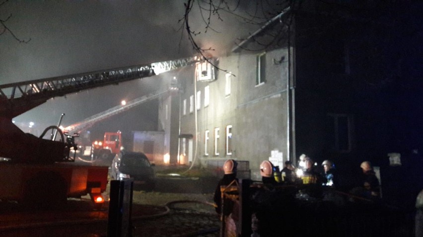 Tragiczny pożar w Nadziejowie pod Nysą. Dwie osoby nie żyją, trzy w szpitalu, w tym dziecko