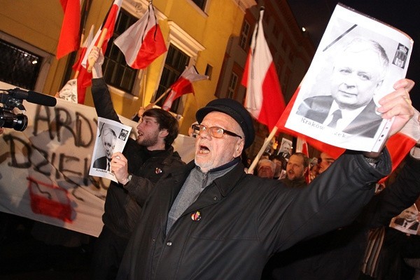 Na krakowskie ulice wyszli protestujący, którzy nie chcieli zgodzić się z decyzją, że Lech Kaczyński zostanie pochowany na Wawelu.