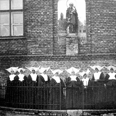 Siostry szarytki przed swoim przasnyskim domem, lata 50. XX w.	Fot. Archiwum Współczesny widok Domu Pomocy Społecznej, prowadzonego przez siostry