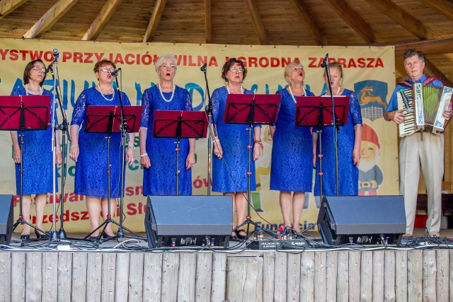 V Kaziuki nad Słupią trwają od soboty w ośrodku Leśny Kot. Tym razem pod hasłem „Dumni z Polski”. Głównym wydarzeniem pierwszego dnia o godz. 12 był II Festiwal Pieśni Patriotycznych i Wojskowych. W niedzielne południe rozpocznie się tam Festiwal „Krasnoludków” Ziemi Słupskiej. Przez oba dni od godz. 10 funkcjonować będzie Jarmark Wileński. Wstęp wolny.