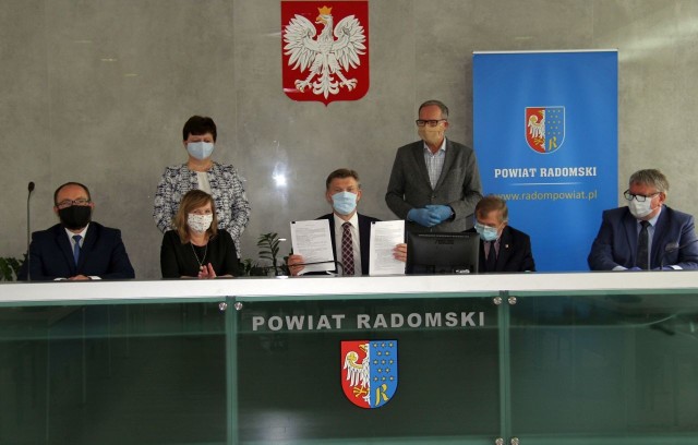 Waldemar Trelka, starosta powiatu radomskiego (w środku, trzyma umowy) podpisał umowę na remont dwóch dróg powiatowych na terenie gminy Przytyk.