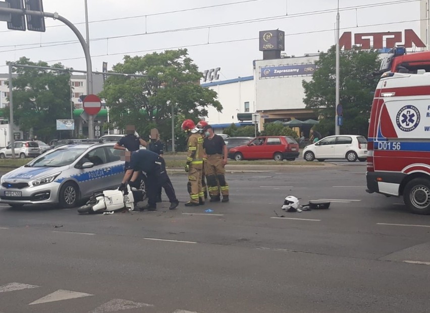 Wypadek na Legnickiej. Policyjny radiowóz zderzył się ze skuterem 