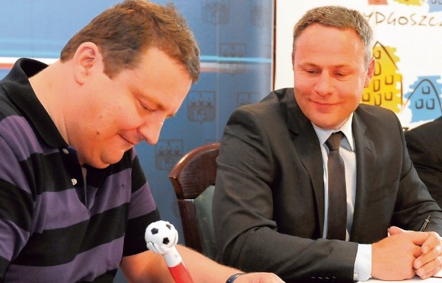 Cztery lata temu Radosław Osuch (z lewej) i Rafał Bruski podpisali umowę o współpracy. Czy dalej będą zgodnie współpracować? A może ich drogi się rozejdą? Wszystko wyjaśni się w najbliższych dniach.