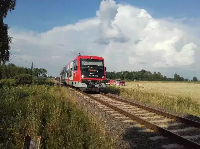 Śmiertelne potrącenie na torach w gminie Debrzno, niedaleko Poręba. Nie żyje 28-latek