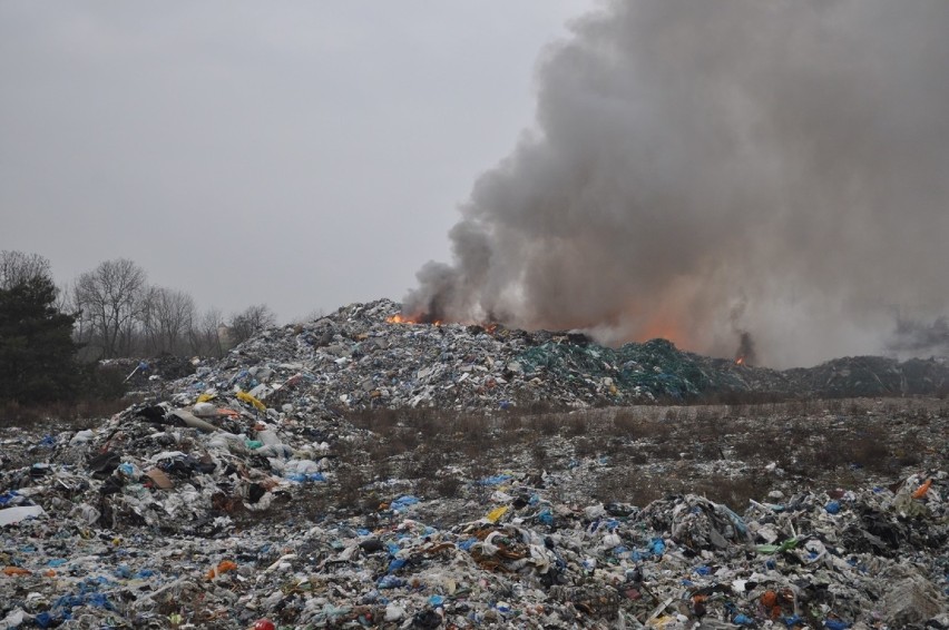 Od ubiegłego tygodnia trwa akcja gaszenia pożaru, który...