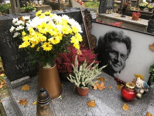 Zbigniew Wodecki (1950-2017) – polski piosenkarz, muzyk, kompozytor i aktor, znany z utworów „Zacznij od Bacha”, „Chałupy Welcome to” czy bajkowej czołówki „Pszczółka Maja. Jego ciało spoczywa na Cmentarzu Rakowickim, w kwaterze LXXV.
