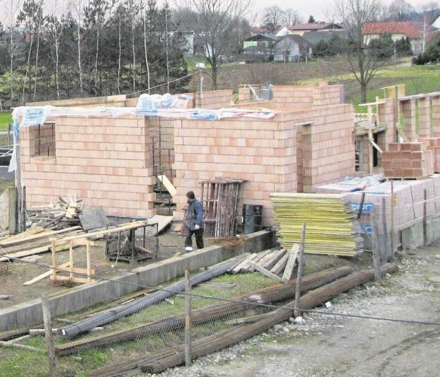 Budowa hali przy gimnazjum w Gdowie trwa od siedmiu miesięcy
