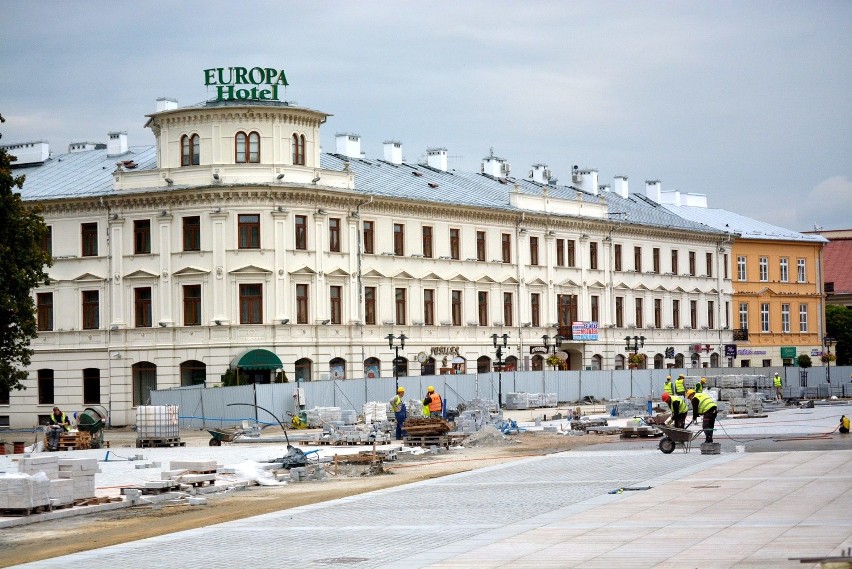 Remont pl. Litewskiego. Jest już granitowy chodnik na Krakowskim Przedmieściu (FOTO)