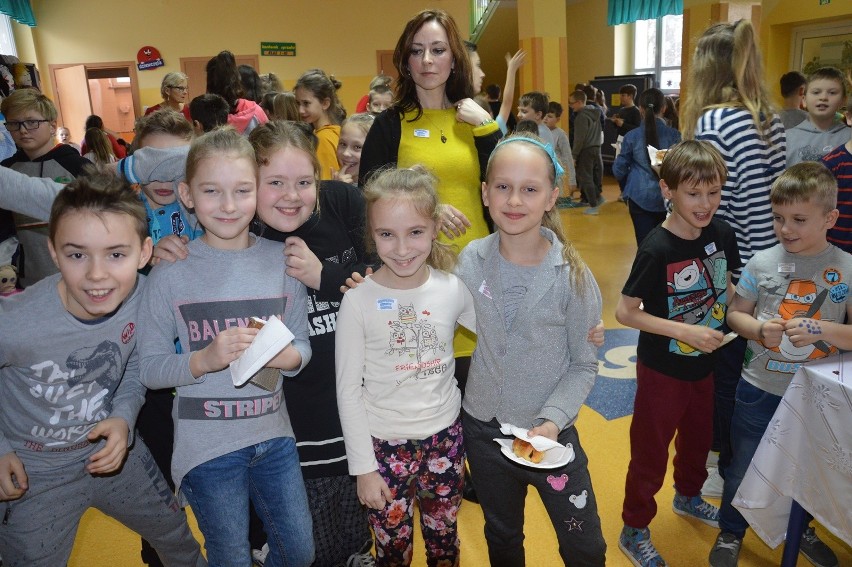 Kiermasz ciast i ręcznie szytych lalek w Szkole Podstawowej nr 6