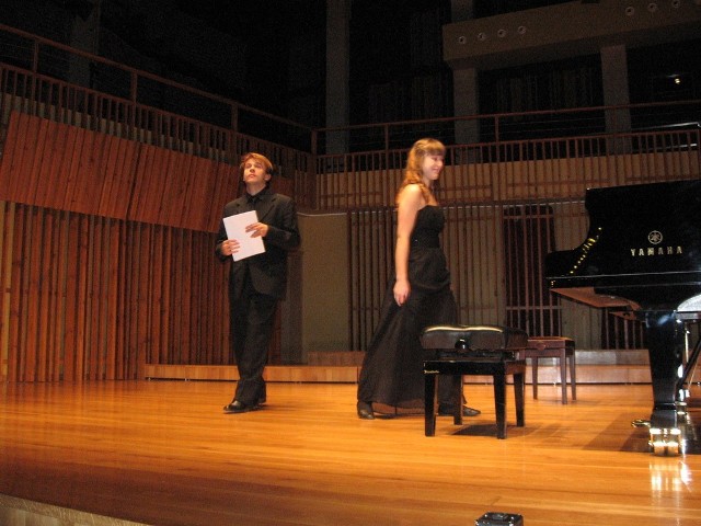 Jako pierwsi wystąpili pianiści: Małgorzata Zając &#8211; studentka Akademii Muzycznej w Łodzi  i  Mateusz Piechnat, absolwent i wykładowca tej samej uczelni.