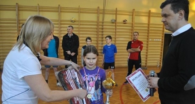 Basia Kowalczyk  za wygraną w turnieju odebrała górę nagród.