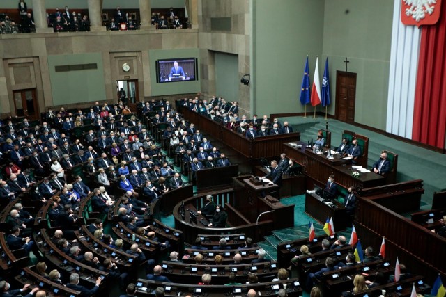 Notowania partii politycznych stabilizują się i wracają do proporcji sprzed wojny na Ukrainie