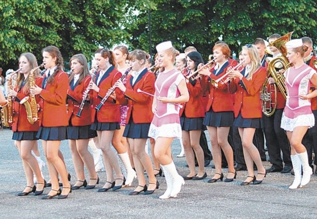 Pokaz musztry paradnej w wykonaniu Młodzieżowej Orkiestry Dętej z Zespołu Szkół w Suchowoli