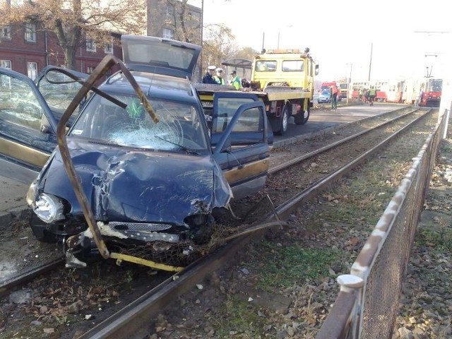 Kierowca wjechał autem na torowisko tramwajowe