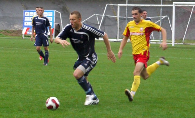 Dariusz Kozubek (w środku) zdobył gola i zaliczył asystę w meczu z Pilicą