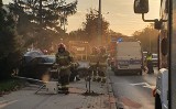 Tarnów. Wypadek na Krakowskiej. Alfa romeo przejechało na czerwonym świetle przez skrzyżowanie i uderzyło w latarnię. Kierowca był pijany