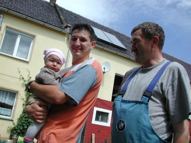 Rodzina Stefanidesów używa wody ogrzewanej dzięki bateriom słonecznym umieszczonym na dachu. Na zdjęciu (od prawej) Rudolf Stefanides z synem Adrianem i wnuczką Oliwią.
