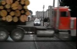 Zobacz film, jak wielki tir z drewnem przewraca się na ul. Labora w Oleśnie