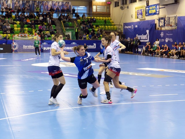 Aleksandra Dorsz (z piłka) wraz z koleżankami pozostaje w grze o 4 miejsce na koniec sezonu.