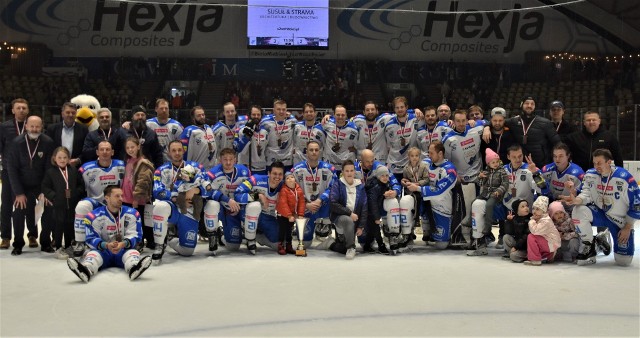Drugi mecz o hokejowy brązowy medal: Tauron Re/Plast Unia Oświęcim - Comarch Cracovia 3:2. Tak prezentują się brązowi medaliści hokejowych mistrzostw Polski sezonu 2022/23.
