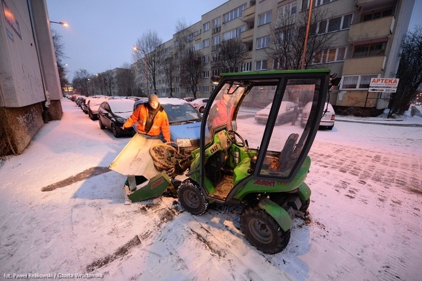 Zima we Wrocławiu. Śnieg i mróz utrudniają życie pieszym oraz kierowcom [FOTO, MAPA]