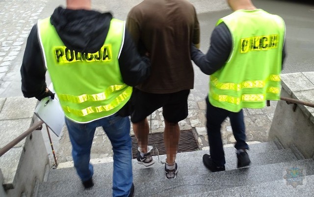 Zgłoszenie o tym zdarzeniu oficer dyżurny brzeskiej policji odebrał we wtorkowe popołudnie. Z przekazanych informacji wynikało, że do jednego ze sklepów spożywczych w mieście wszedł mężczyzna, ukradł artykuły spożywcze, a kiedy ekspedientki próbowały odzyskać towar, ten siłą zatrzymał swój łup i wybiegł ze sklepu.Zobacz też: Pod Gogolinem złodziej ukradł jaja bielika 