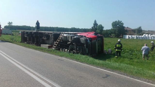 Chmiele Pogorzele. Wypadek ciężarówki zablokował DK 63