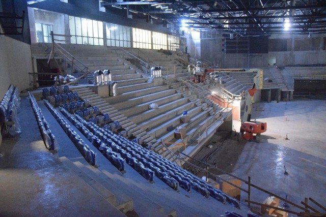 Tak hala widowiskowo - sportowa przy ulicy Struga w Radomiu wyglądała od wewnątrz 15 października. Wtedy dziennikarze mogli wejść do środka razem z radnymi miejskimi.