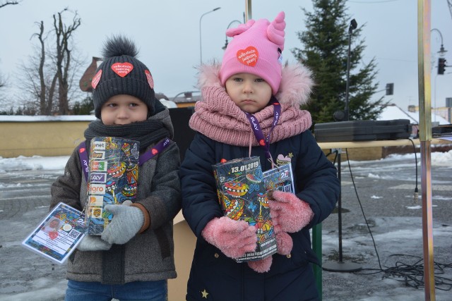 Czteroletnia Zuzia, wolontariuszka ze Skaryszewa, urodziła się w 34 tygodniu ciąży i była ratowana na sprzęcie Wielkiej Orkiestry Świątecznej Pomocy. Towarzyszył jej najmłodszy wolontariusz Antoś.