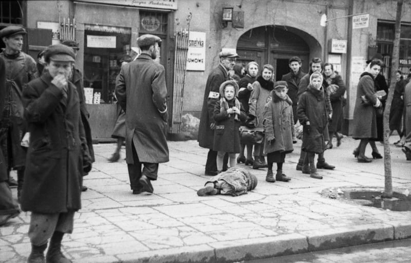 Mieszkańcy getta na ulicy Leszno (1941). Widoczna leżąca...