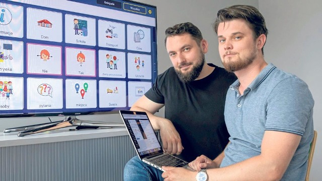 Marcin Kubasik i Łukasz Działo, współtwórcy innowacyjnej firmy DKK Development i aplikacji TIM, która niepełnosprawnym ułatwia komunikację z bliźnimi i poprawia ich bezpieczeństwo