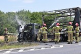 Pożar samochodu pod Wrocławiem, przy węźle drogi ekspresowej S5. Z busa niewiele zostało 