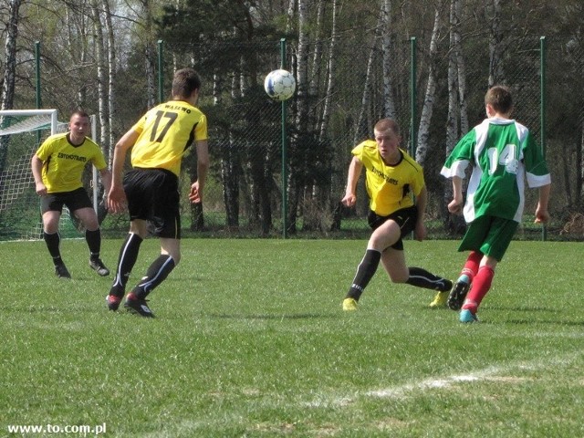 Podopieczni trenera Leszka Skrzecza (żółte koszulki) 7 maja nie musieli nawet wychodzić na boisku by zdobyć 3 punkty, choć rozegranie meczu przyniosło by im z pewnością więcej korzyści.