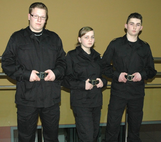 Na zdjęciu uczniowie klasy 1b o profilu policyjnym. Od lewej: Piotr Stań, Dorota Korda i Dawid Dziembakowski.