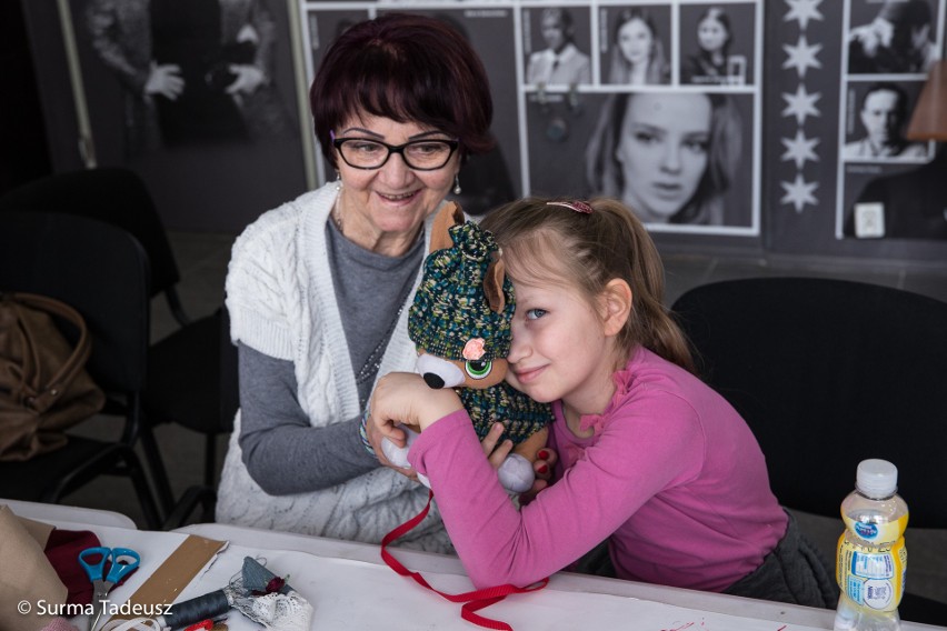 To już przedostatnie dni ferii w Stargardzkim Centrum Kultury. Ubranka z UTW, kartki z Bramą i biżuteria z UTW [ZDJĘCIA, WIDEO]