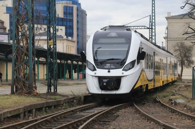 Nadchodzą wiosenne zmiany w kursowaniu pociągów. W zapowiedzi nowe połączenia z Wrocławia do Zielonej Góry oraz kilka niespodzianek dla turystów. Sprawdź szczegóły w artykule.