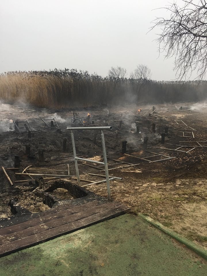 Pożar w Trzebieży. Spłonęły pomosty, które były atrakcją miejscowości [ZDJĘCIA]