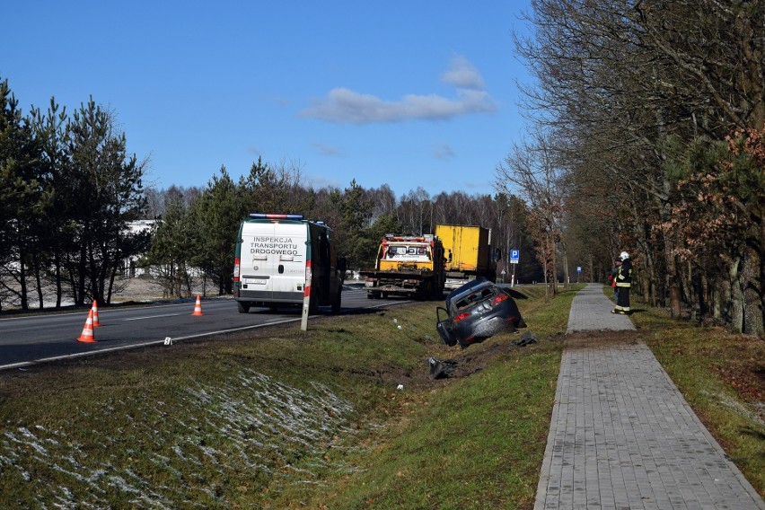 Wypadek w Trzebielinie. Kierowca dachował.