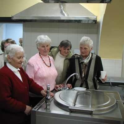 Pomieszczenia kuchenne w nowej jadłodajni oglądali w niedzielę popołudniu mieszkańcy Żagania, m. in. Jadwiga Wiśniewska, Maria Draczyńska (obie z lewej) i Maria Jastrzębska (z prawej)