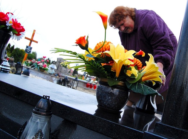 Od początku tygodnia na cmentarza ruch był większy, niż zwykle. Pani Janina porządkuje grób swojego syna na żarskiej nekropolii.