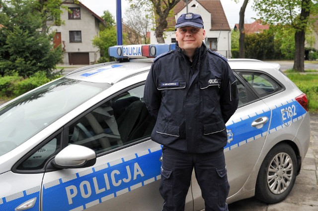 asp. Paweł AbrasowiczKP KOSTRZYNtel. kontaktowy 519-534-4101. Od kiedy pracujesz jako dzielnicowy?- W szeregach Policji jestem od 1998 roku. Kurs podstawowy ukończyłem w Słupsku. 10 lat pracowałem w Komendzie Powiatowej Policji w Słubicach. Od około 6 lat jestem dzielnicowym.2. Co daje Ci satysfakcję w tej służbie?- Dużą satysfakcję z mojej pracy mam, kiedy pomagam mieszkańcom dotkniętym przemocą w rodzinie. W swojej pracy spotykam się także z osobami, które są uzależnione od narkotyków.3. Jakie sytuacje wymagają szczególnego zaangażowania?- Najbardziej należy zaangażować się w sprawy związane z przemocą. Sporo pracy wymaga także dotarcie i pomoc osobom uzależnionym od narkotyków i środków odurzających. Ich problemów nie da się rozwiązać jedną rozmową.4. Hobby, zainteresowania poza służbą?- Ostatnio moje zainteresowania do przede wszystkim moje dwie córki, z którymi spędzam każdą wolną chwilę. Kiedy znajdę trochę czasu to nurkuję i jeżdżę na rowerze.