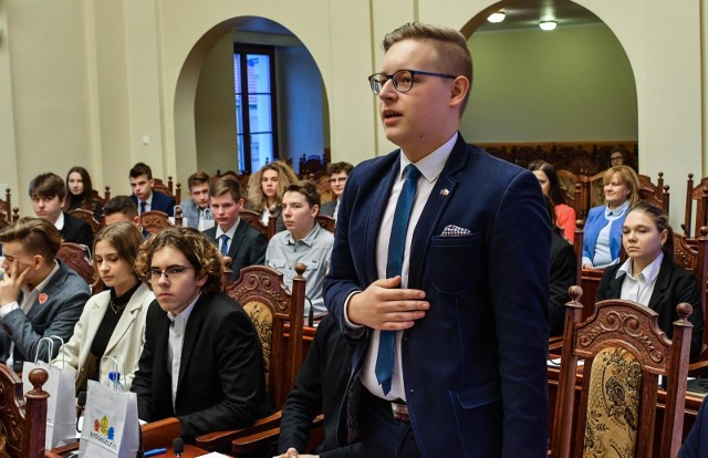 W piątek, 13 grudnia 2019 roku odbyła się inauguracyjna sesja Młodzieżowej Rady Miasta Bydgoszczy VII kadencji. Nowo wybrani radni złożyli uroczyste ślubowanie - tekst Roty przeczytała najmłodsza radna MRMB - Natalia Boraczyńska. Przewodniczącym MRMB pozostał Mikołaj Gabinecki. Na jego zastępców młodzież wybrała Aleksandra Ławniczaka i Łukasza Rezulaka. Funkcję skarbnika sprawować będzie Bartosz Kujawa, a rzecznika prasowego - Paweł Marcinkiewicz. Młodzieżowa Rada Miasta Bydgoszczy działa od 2007 roku. Do jej zadań należy przede wszystkim upowszechnianie idei samorządności wśród młodzieży, kształtowanie postaw obywatelskich i zachęcanie do aktywnego włączenia się w życie lokalnej społeczności. Członkowie Rady to 31 osób w wieku od 14 do 19 lat.W minionej kadencji Rada odbyła 45 spotkań roboczych, podjęła 49 uchwał, zorganizowała 13 wyjazdów czy kongresów, podczas których młodzież reprezentowała Bydgoszcz zarówno w kraju, jak i za granicą. Młodzi radni podjęli też wiele autorskich inicjatyw, w tym. m. in. wystosowali propozycję biletów uczniowskich dla wszystkich uczniów czy utworzenia Karty Młodzieży.