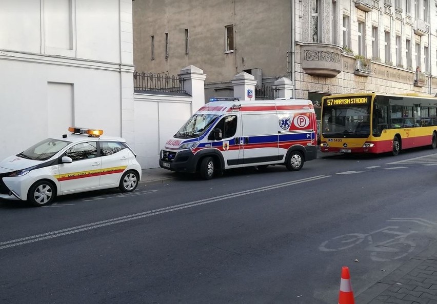 Staruszkami zajęli się ratownicy medyczni.