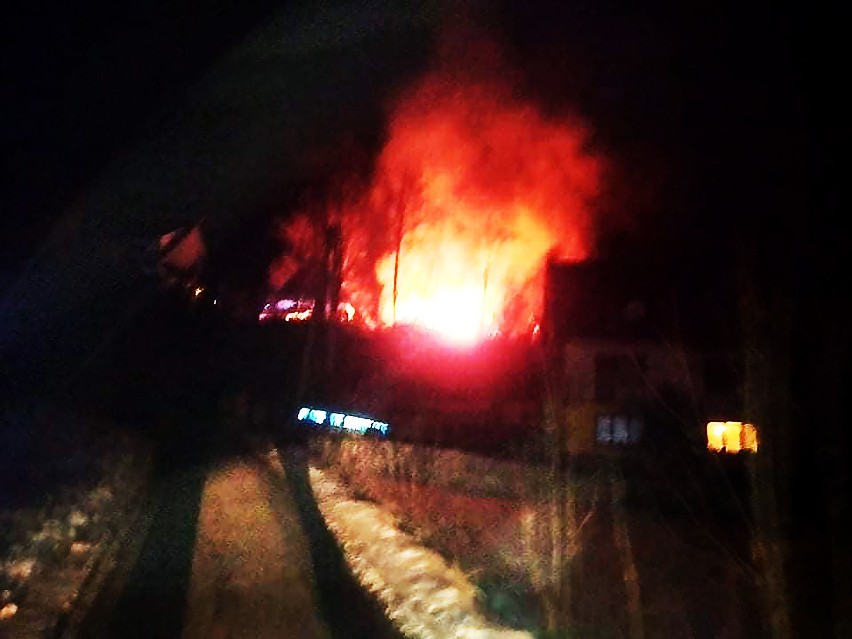 Glisne. Nocne niebo nad górami rozświetliła łuna pożaru. W akcji 8 jednostek straży