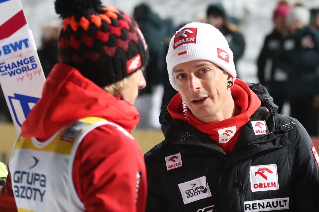 Thomas Thurnbichler (z prawej) na kolejne zawody Pucharu Świata powołał tylko pięciu Biało-Czerwonych