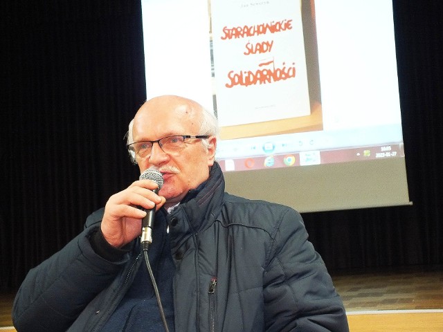 Jan Seweryn podczas promocji swojej książki „Starachowickie ślady Solidarności w sali Spółdzielczego Domu Kultury. Więcej na kolejnych zdjęciach